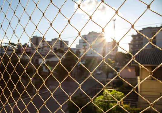 Instalar rede de proteção em apartamento: o que avaliar antes de contratar
